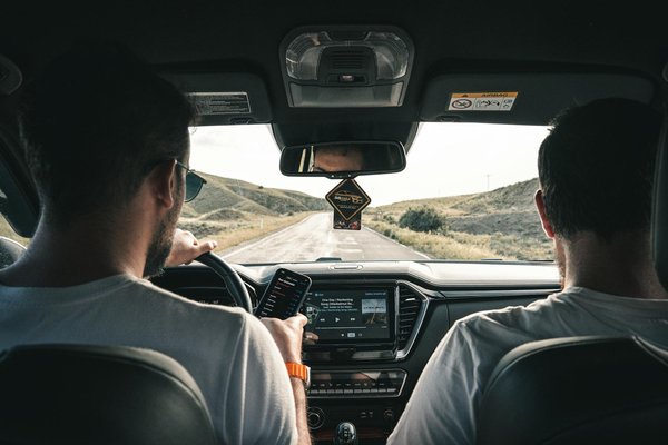 Quels sont les avantages des systèmes de détection de pluie pour une conduite sécuritaire en conditions humides?