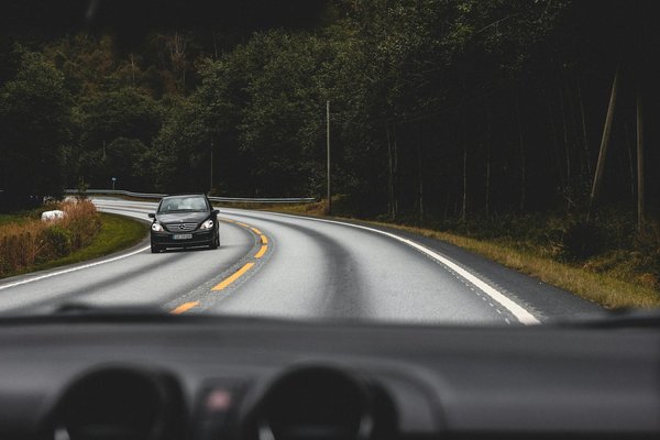 Quels sont les défis de l'intégration des systèmes de recharge rapide dans les infrastructures existantes?